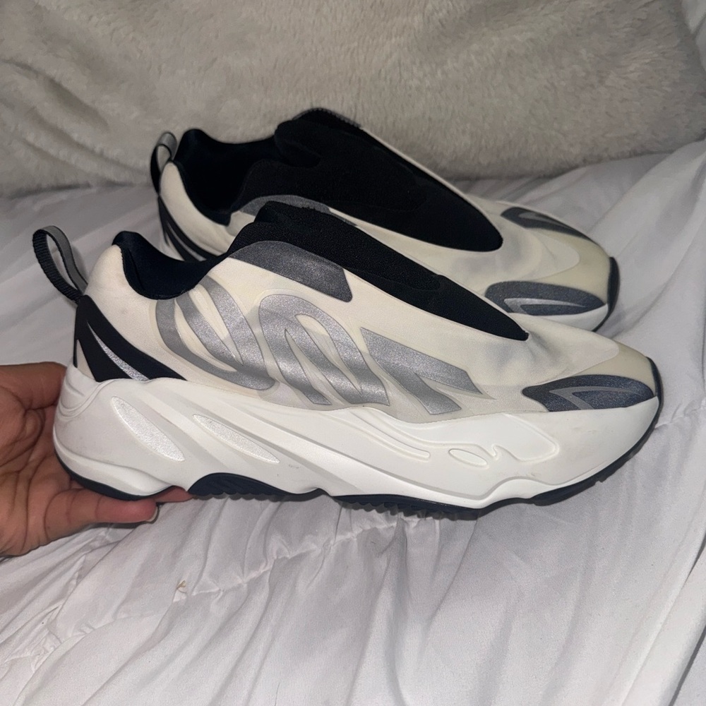 Adidas yeezy boost 700 MNVN laceless